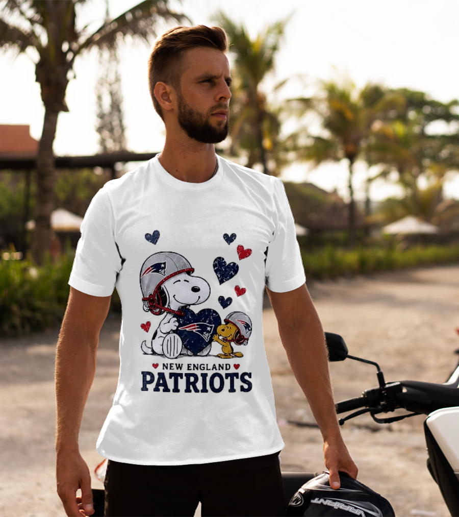 New England Patriots Peanuts Snoopy Woodstock Heart Helmets T-Shirt