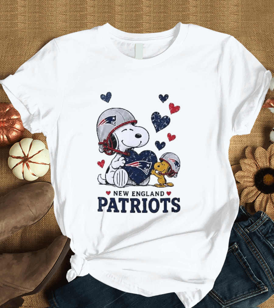 New England Patriots Peanuts Snoopy Woodstock Heart Helmets T-Shirt