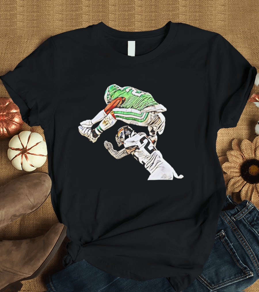Saquon Barkley Hurdle Backwards Jump Over Defender In Green And White Jersey T-Shirt