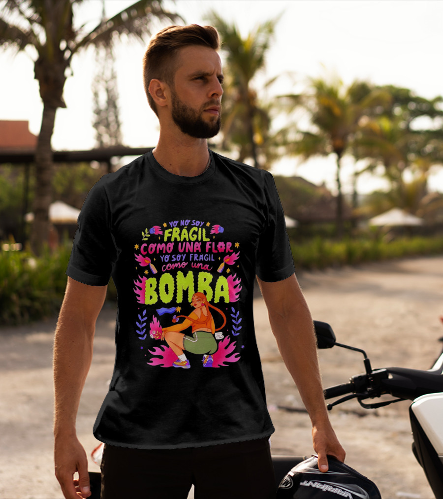 Yo No Soy Frágil Como Una Flor Yo Soy Frágil Como Una Bomba Mujer Con Fuego Y Explosiones T-Shirt