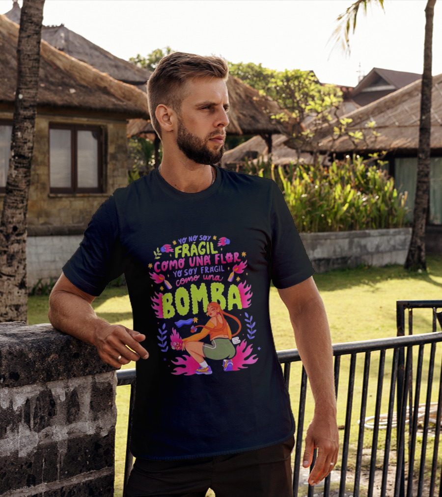 Yo No Soy Frágil Como Una Flor Yo Soy Frágil Como Una Bomba Mujer Con Fuego Y Explosiones T-Shirt