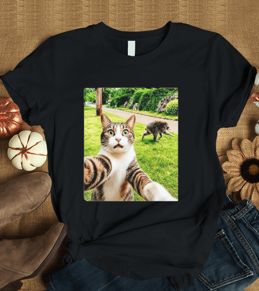 Shocked Face Tabby Cat Taking Selfie With Running Raccoon On Lawn Road T-Shirt