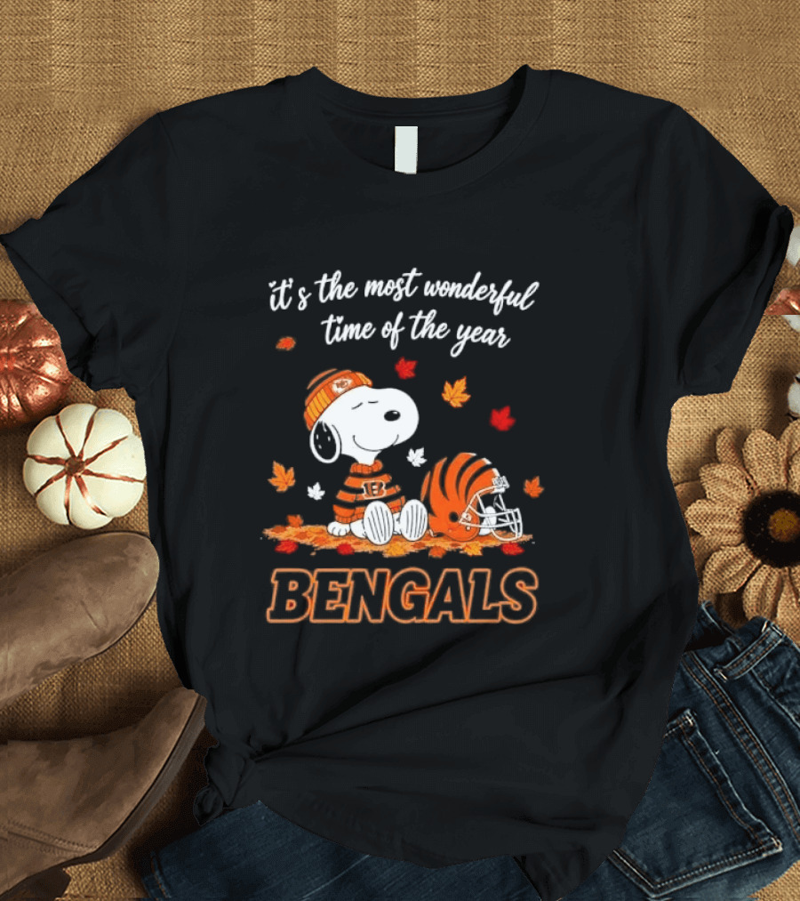 It's The Most Wonderful Time Of The Year Snoopy Bengals Leaves Helmet T-Shirt