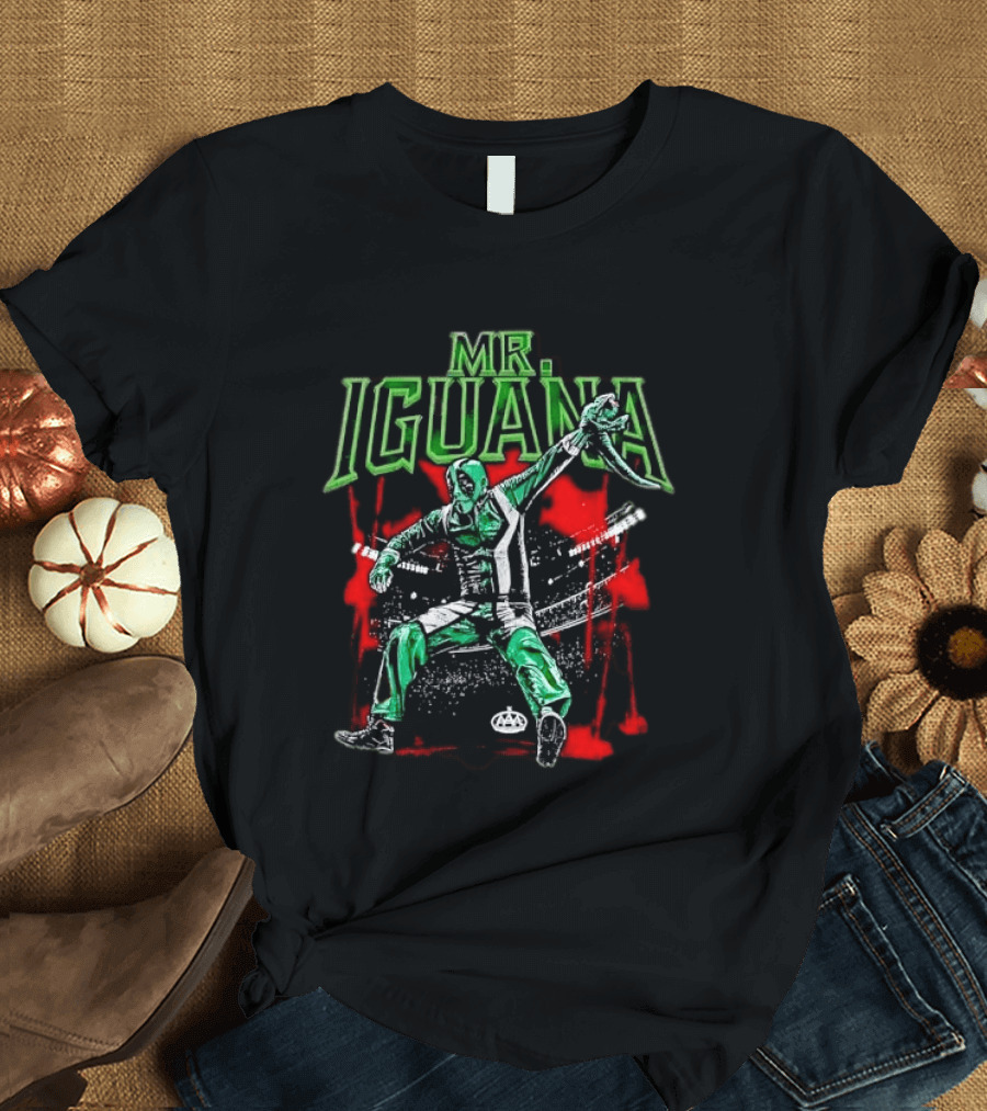 Mr Iguana Masked Wrestler With Lizard Puppet AAA Red Paint Splatter T-Shirt