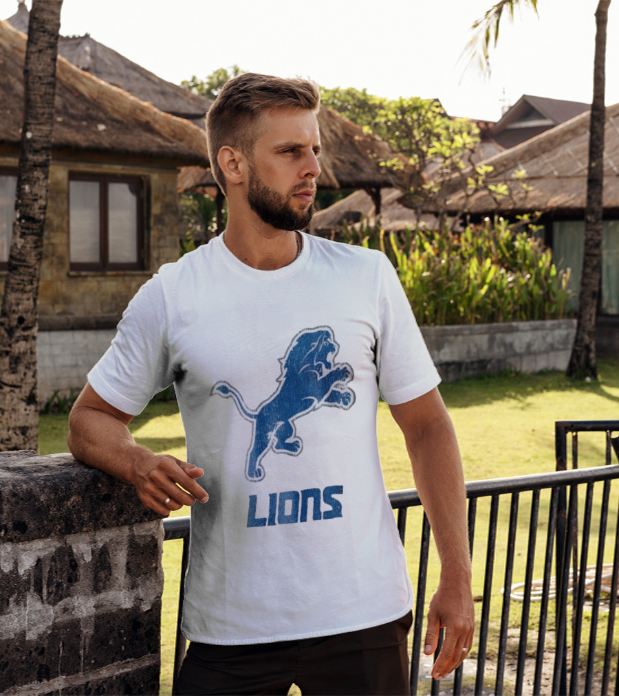 Detroit Lions Distressed Blue Leaping Lion Vintage Team Spirit T-Shirt