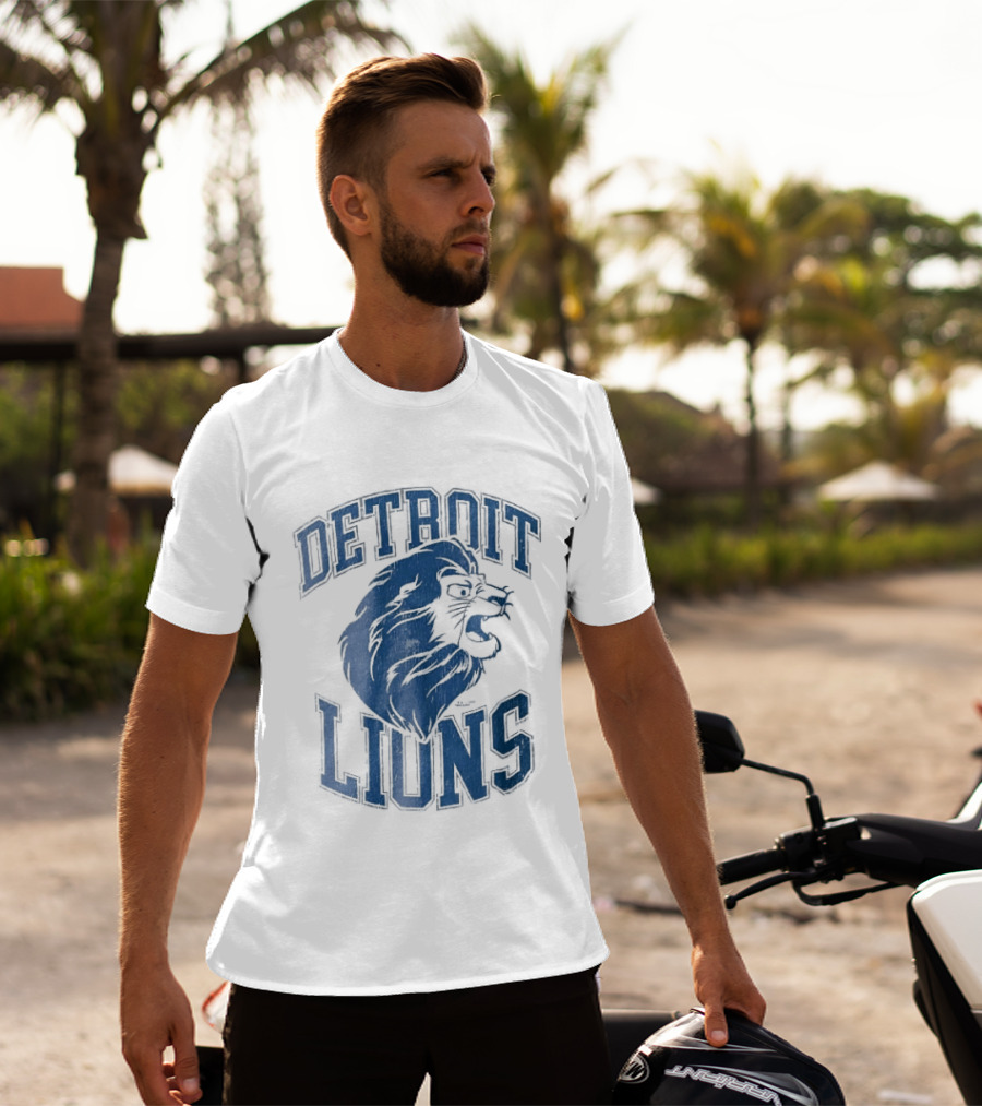 Detroit Lions Distressed Roaring Lion Head Varsity T-Shirt