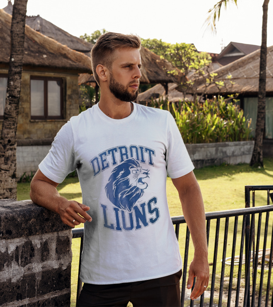 Detroit Lions Distressed Roaring Lion Head Varsity T-Shirt