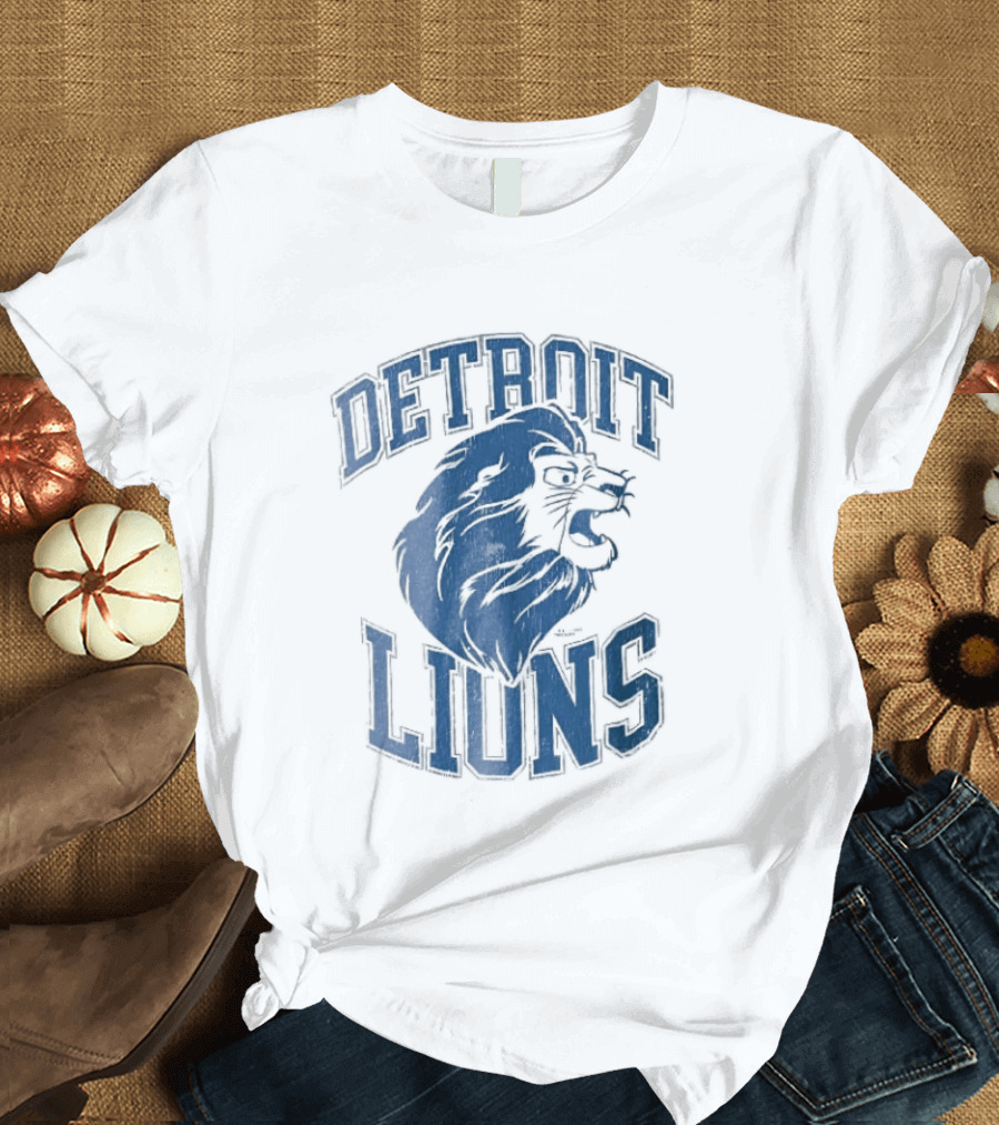 Detroit Lions Distressed Roaring Lion Head Varsity T-Shirt