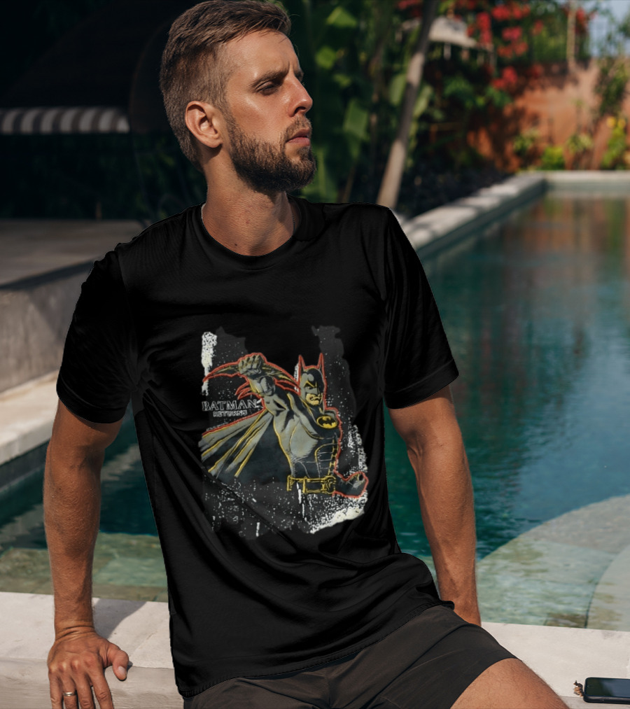 DC Comics Batman Returns 1992 Masked Superhero Holding Batarang Distressed Batman T-Shirt