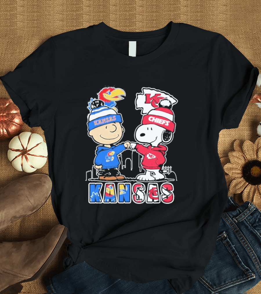 Kansas Jayhawks Kansas City Chiefs Peanuts Christmas 2025 Snoopy And Woodstock Fist Bump T-Shirt