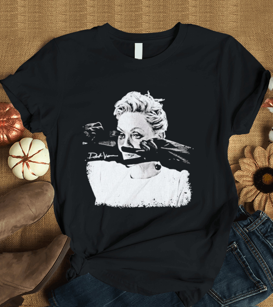Deborah Vance Hacks TV Show Makeup Scene T-Shirt