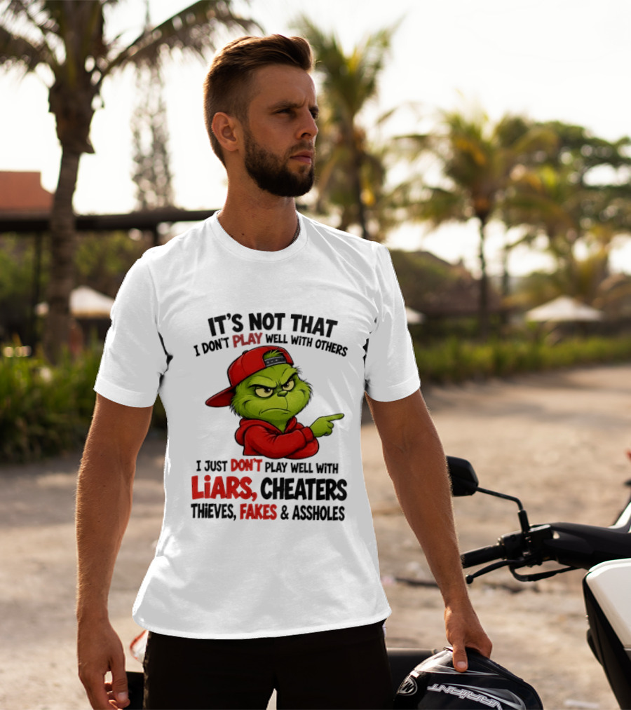 Grinch It's Not That I Don't Play Well With Others I Just Don't Play Well With Liars Cheaters Thieves Fakes & Assholes T-Shirt