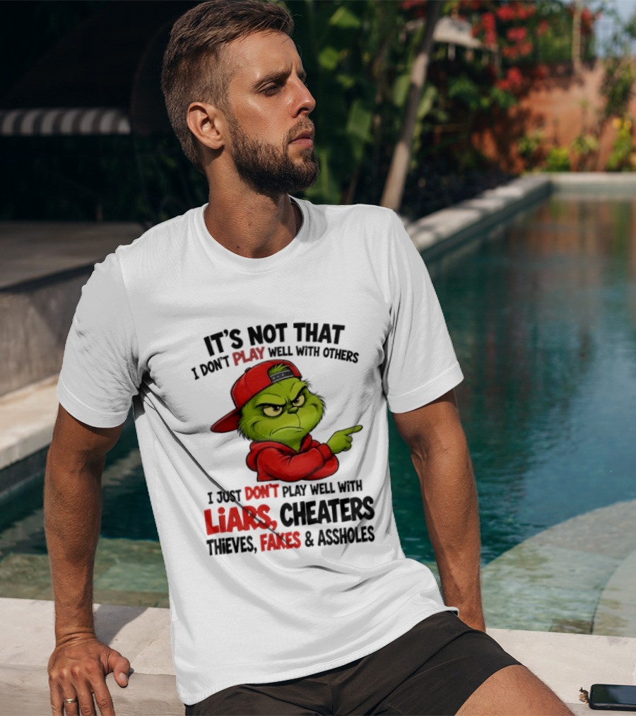 Grinch It's Not That I Don't Play Well With Others I Just Don't Play Well With Liars Cheaters Thieves Fakes & Assholes T-Shirt