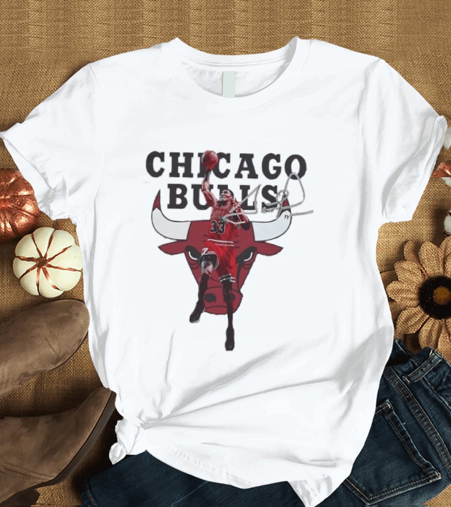 Scottie Pippen 33 Chicago Bulls Jumping Dunk Iconic Bulls T-Shirt
