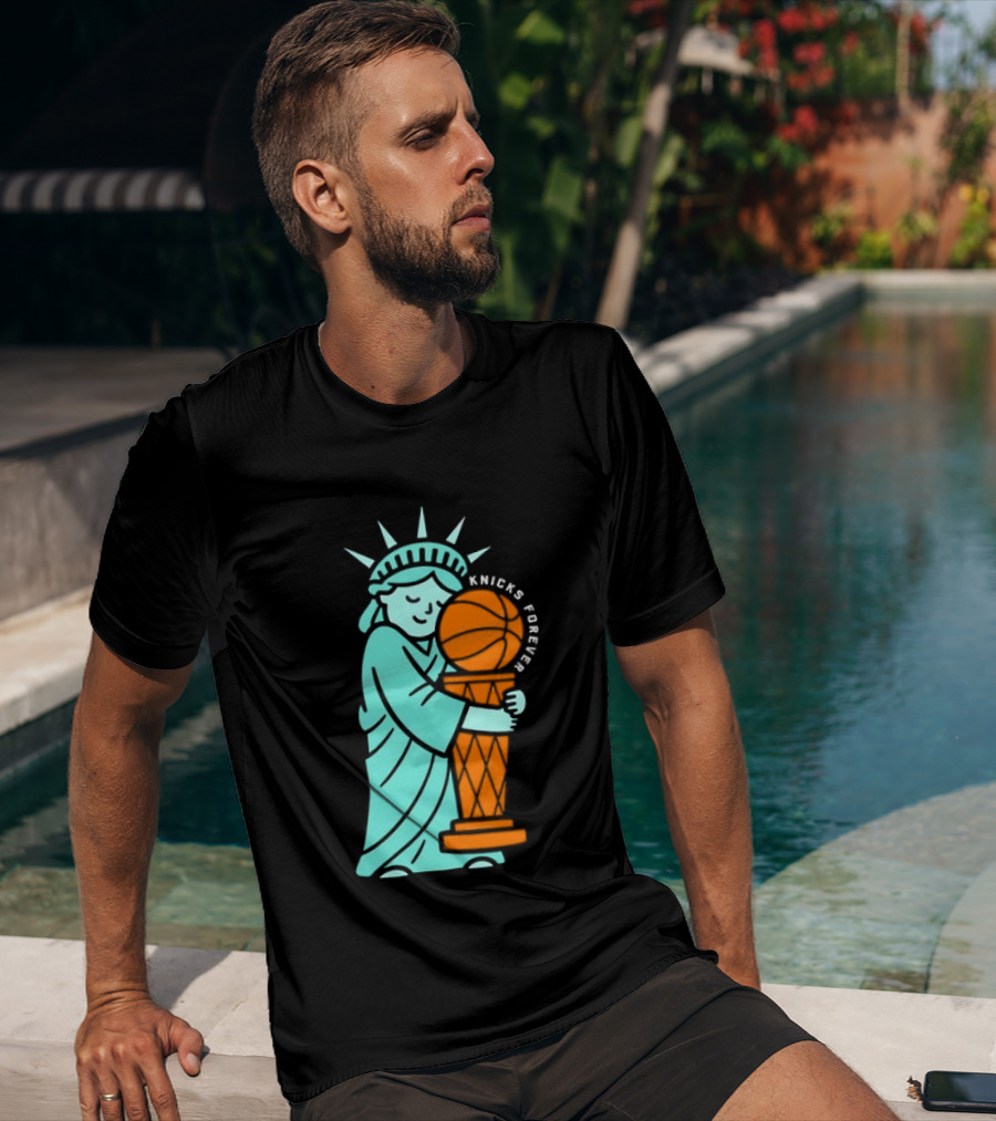 Statue Of Liberty Hug Larry O'Brien Trophy Knicks Forever T-Shirt