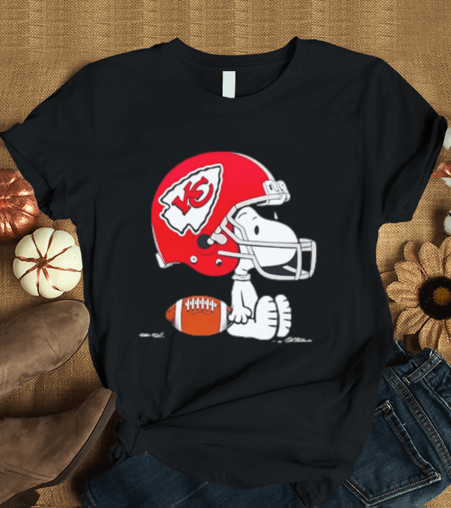 Snoopy Kansas City Chiefs Helmet Football T-Shirt