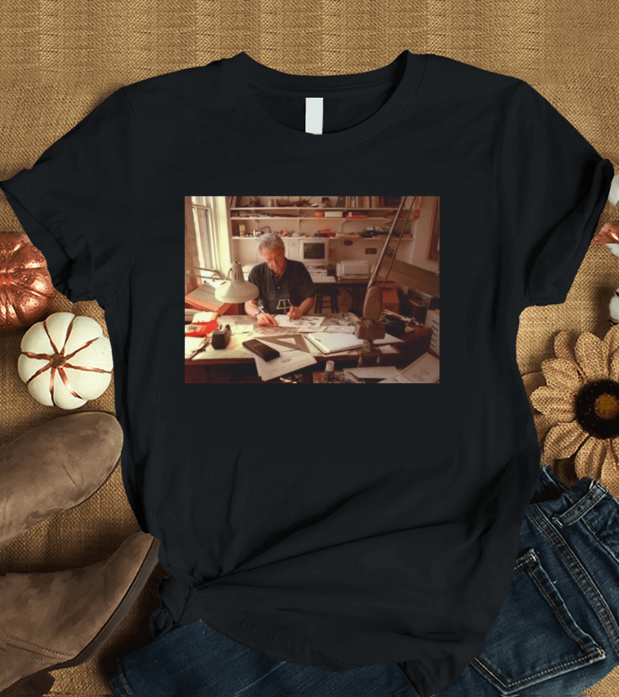 Pat Oliphant Cartoonist In Studio Drawing And Sketching T-Shirt