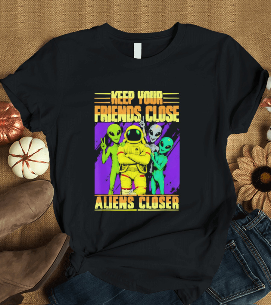 Keep Your Friends Close Aliens Closer Astronaut With Alien Friends T-Shirt