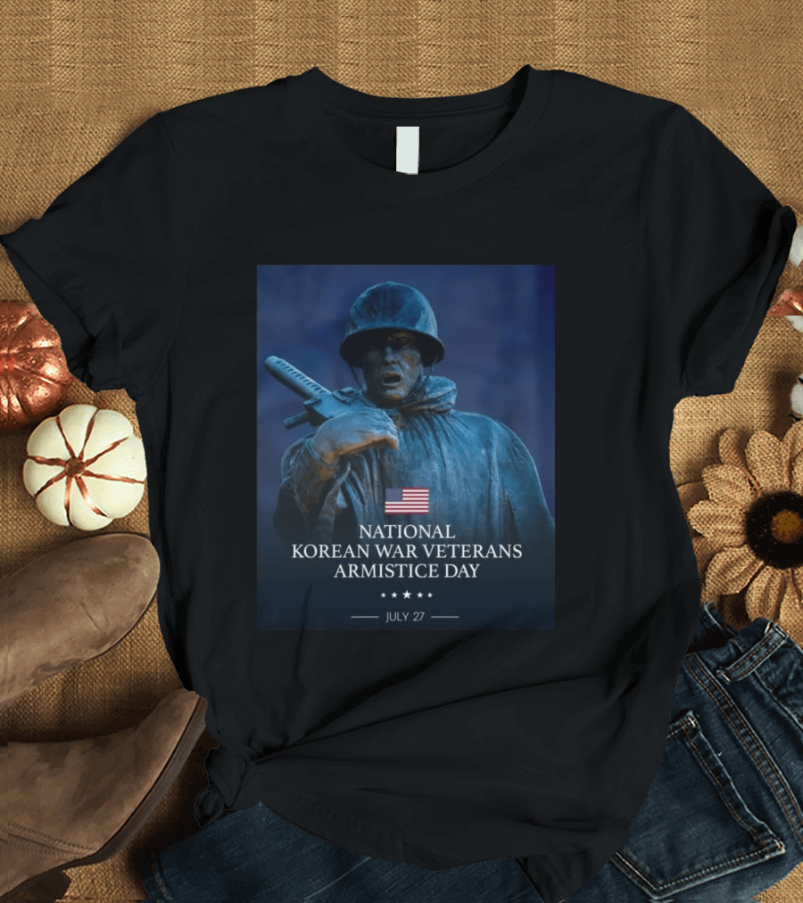 National Korean War Veterans Armistice Day July 27 Soldier Statue Display With American Flag T-Shirt