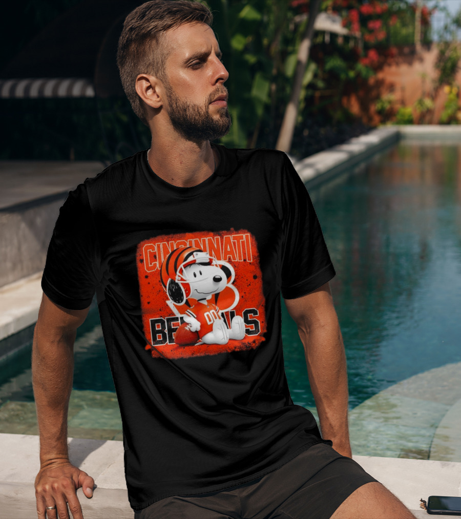 Cincinnati Bengals Snoopy 00 Football Helmet T-Shirt