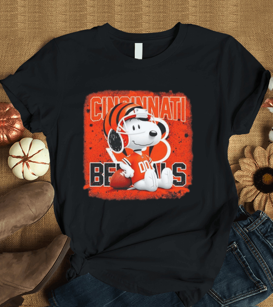Cincinnati Bengals Snoopy 00 Football Helmet T-Shirt