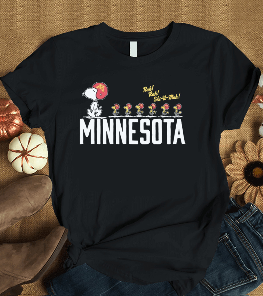 Peanuts Snoopy Minnesota Golden Gophers Ski U Mah Football Team T-Shirt