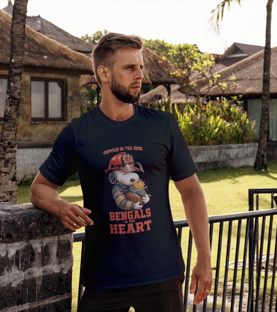 Service In The Soul Bengals In The Heart Snoopy Cincinnati Bengals Firefighter Hugging Woodstock T-Shirt