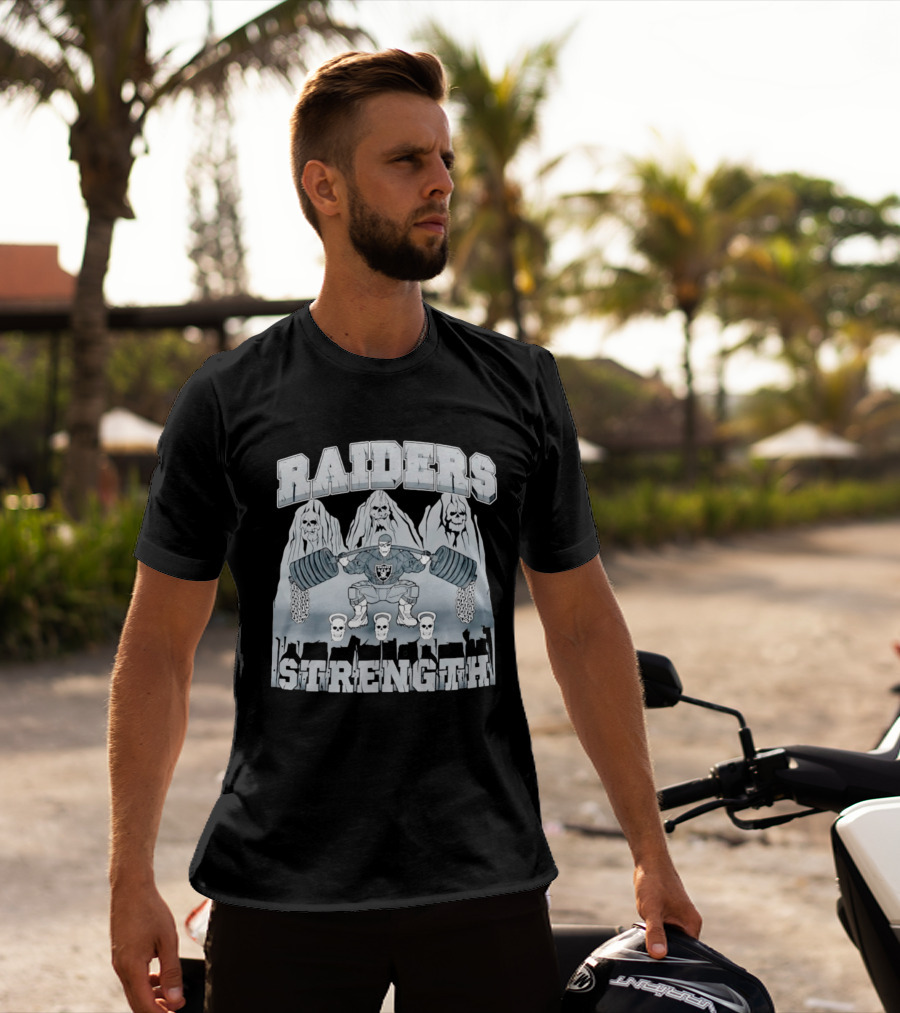 Raiders Strength Skull Weightlifter Grunge Style Powerlifting Motif T-Shirt