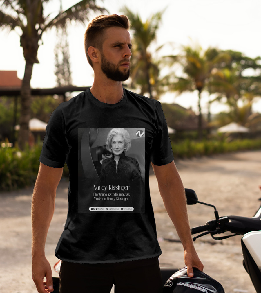Nancy Kissinger Filántropa Estadounidense Viuda De Henry Kissinger Nuria Piera T-Shirt