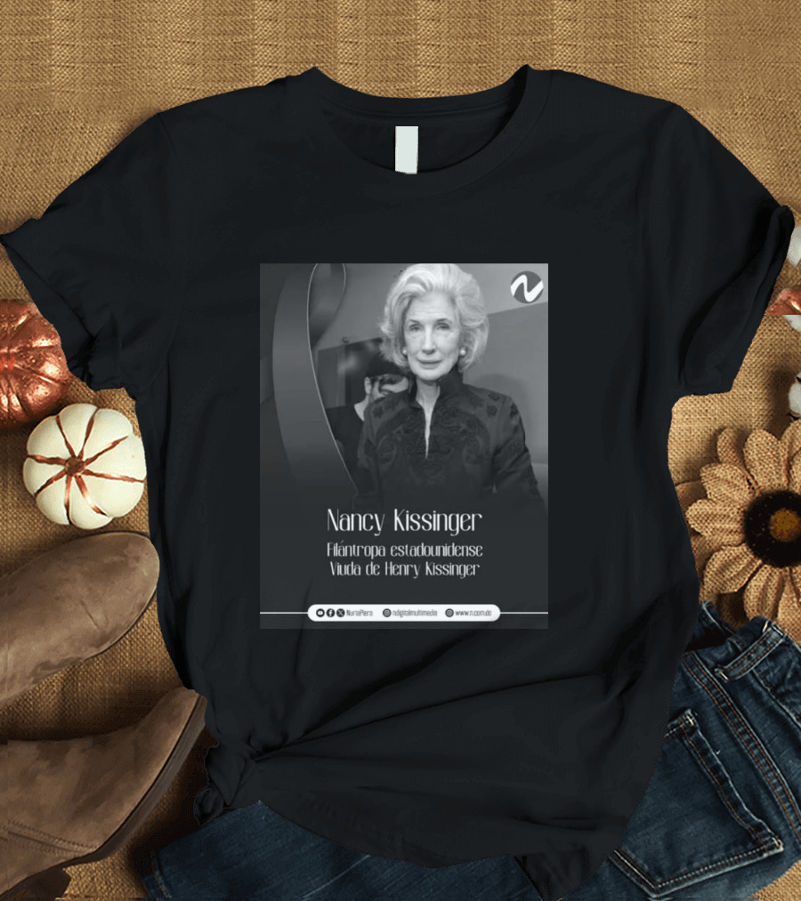 Nancy Kissinger Filántropa Estadounidense Viuda De Henry Kissinger Nuria Piera T-Shirt
