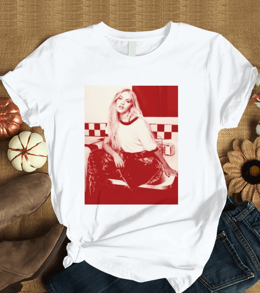 Freya Skye Store Bad Taste Photo Retro Vibe Outfit With Distressed Jeans And Casual Raglan Top In Diner Setting T-Shirt