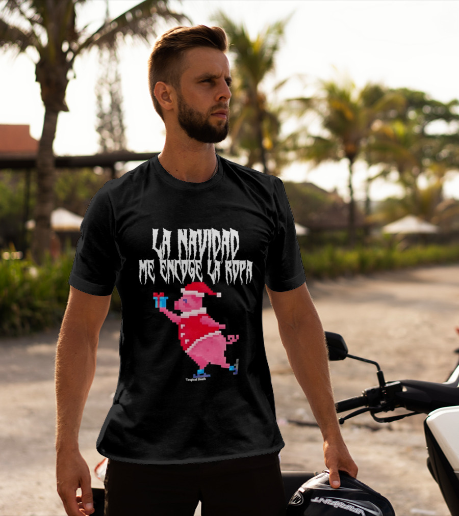 La Navidad Me Encoge La Ropa Tropical Death Pig Santa Holding T-Shirt
