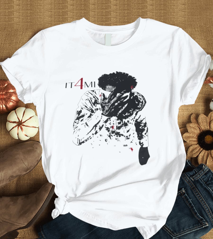 IT 4 MI Character Holding Face Visual T-Shirt