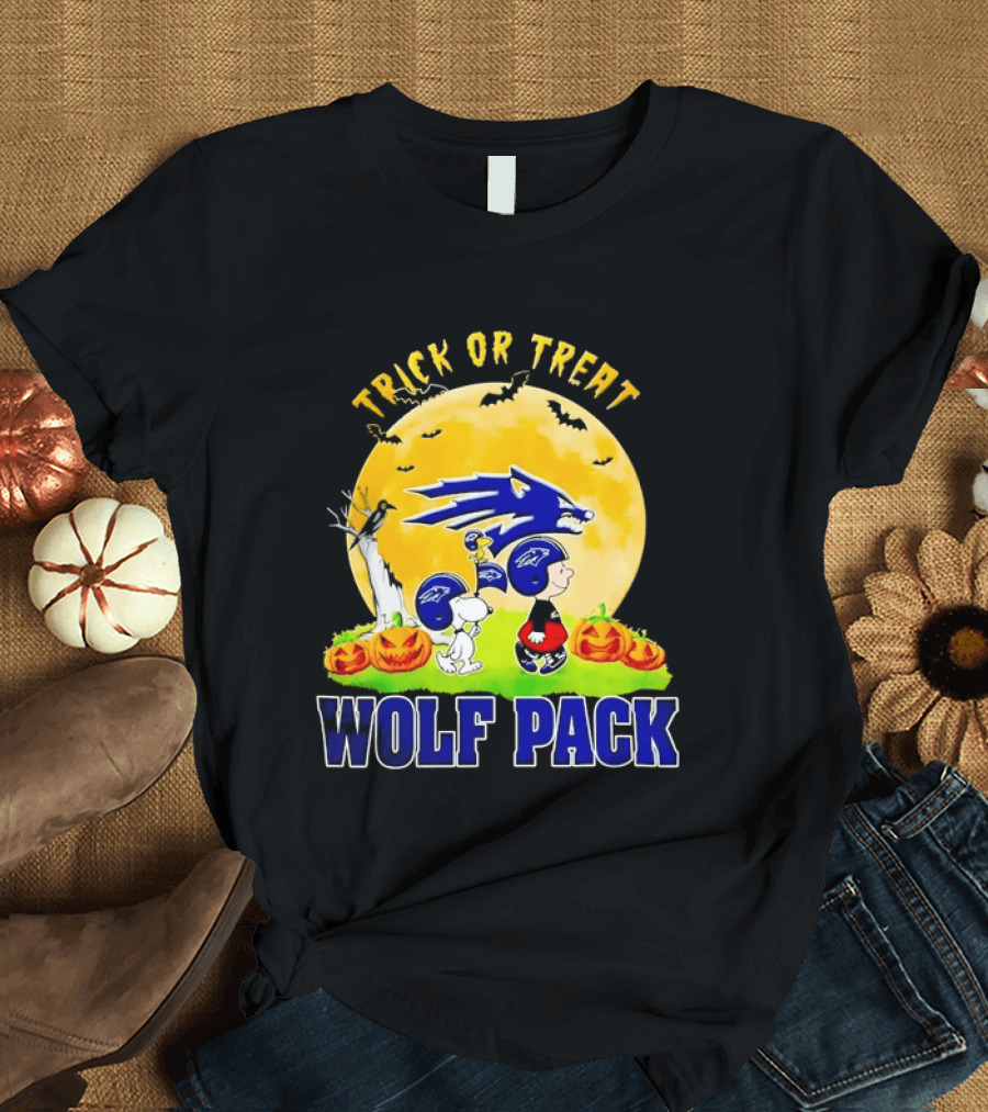 Nevada Wolf Pack Trick Or Treat Halloween With Snoopy Charlie Brown And Pumpkins T-Shirt
