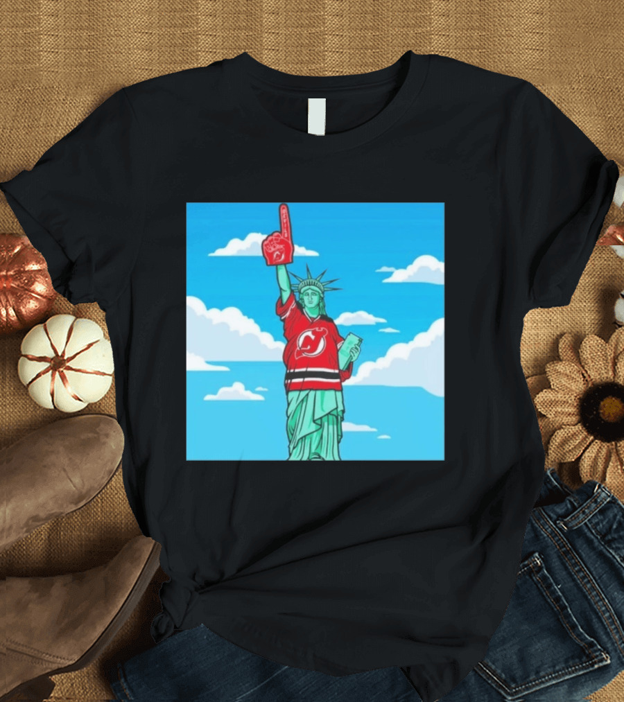 Statue Of Liberty In New Jersey Devils Jersey With Foam Finger T-Shirt