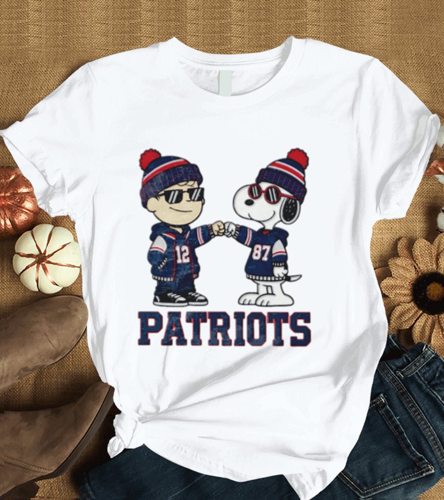 New England Patriots Charlie Brown Snoopy 12 87 Fan Gear T-Shirt
