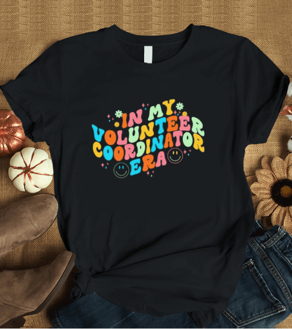 T-Shirt: In My Volunteer Coordinator Era Retro Groovy Smiley Graphics T-Shirt In My Volunteer Coordinator Era Retro Groovy Smiley Graphics T-Shirt