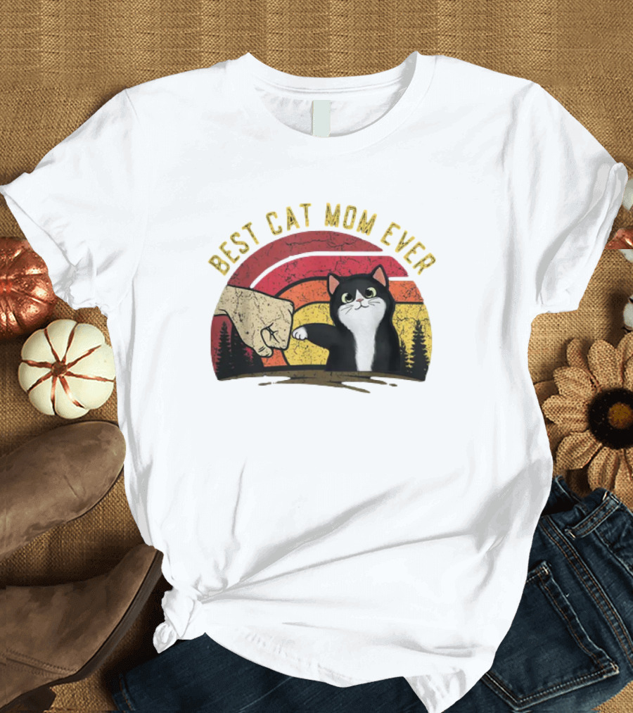Best Cat Mom Ever Retro Style Fist Bump with Cat Scene T-Shirt