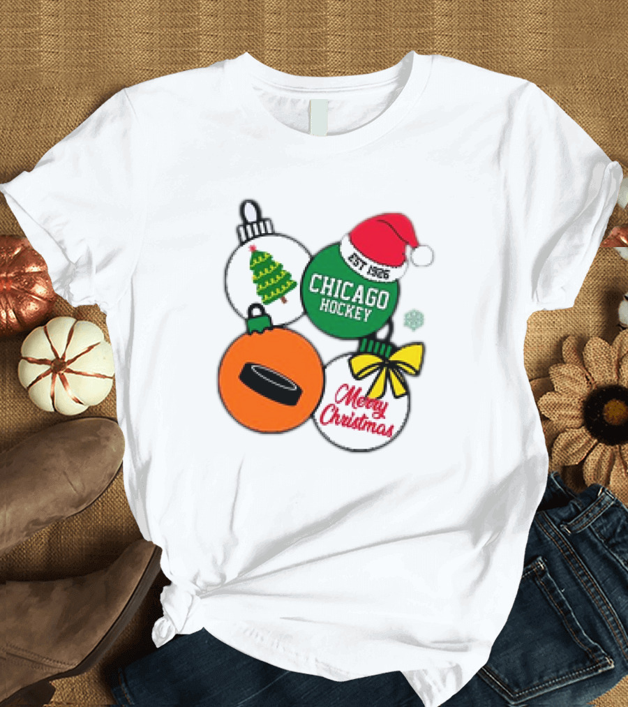 Merry Christmas Chicago Hockey Est 1926 Santa Hat Ornaments Hockey Puck Holiday T-Shirt