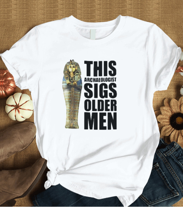 T-Shirt: This Archaeologist Digs Older Men Pharaoh Sarcophagus T-Shirt This Archaeologist Digs Older Men Pharaoh Sarcophagus T-Shirt