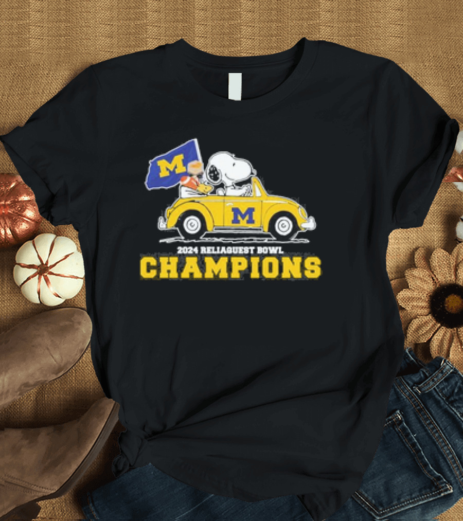 Peanuts Snoopy and Woodstock on Car Michigan Wolverines 2024 Reliaquest Bowl Champions M Flag T-Shirt