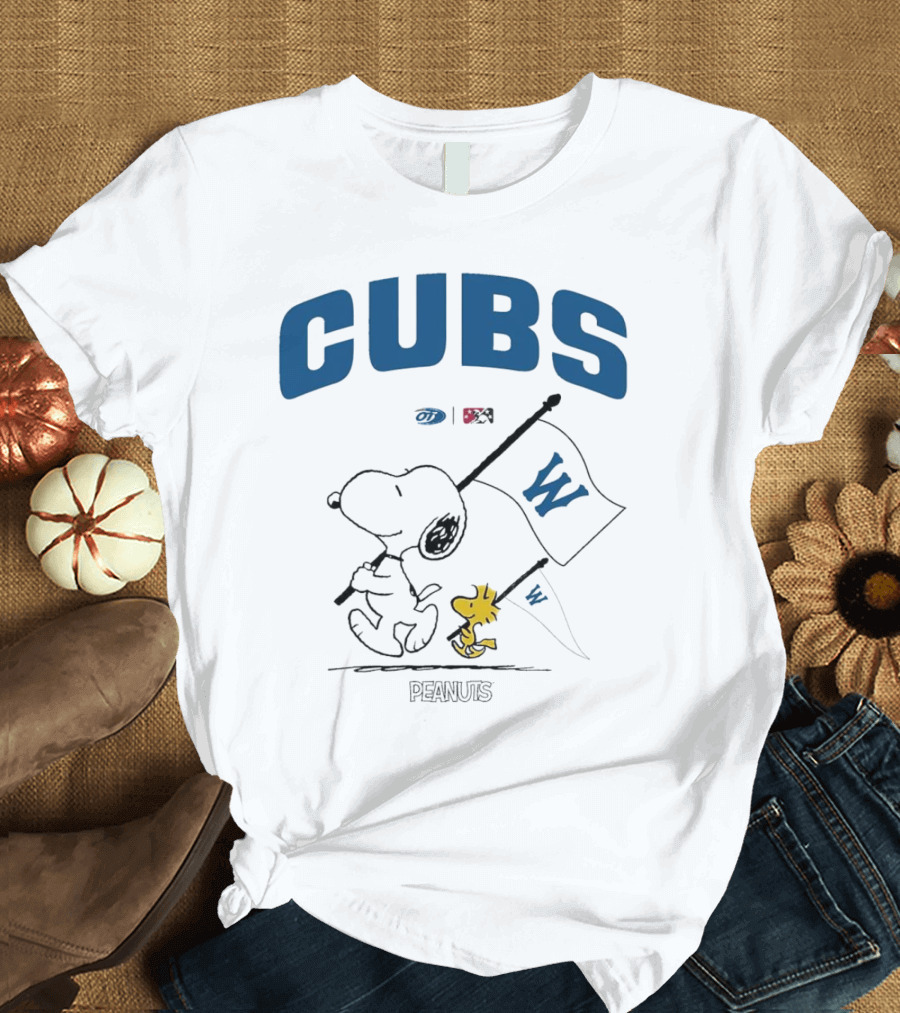Peanuts Snoopy Woodstock Cubs W Flag T-Shirt