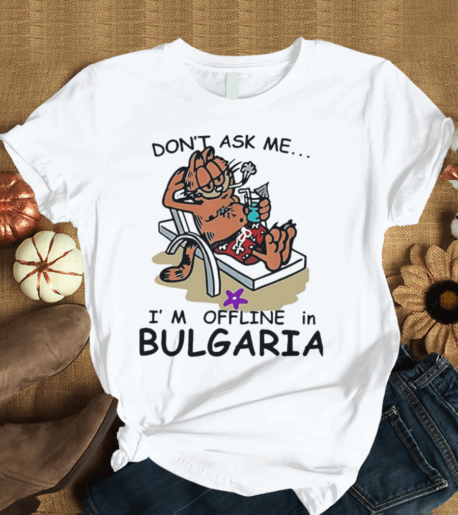 Garfield Relaxing Don't Ask Me I'm Offline in Bulgaria Holiday Mood T-Shirt