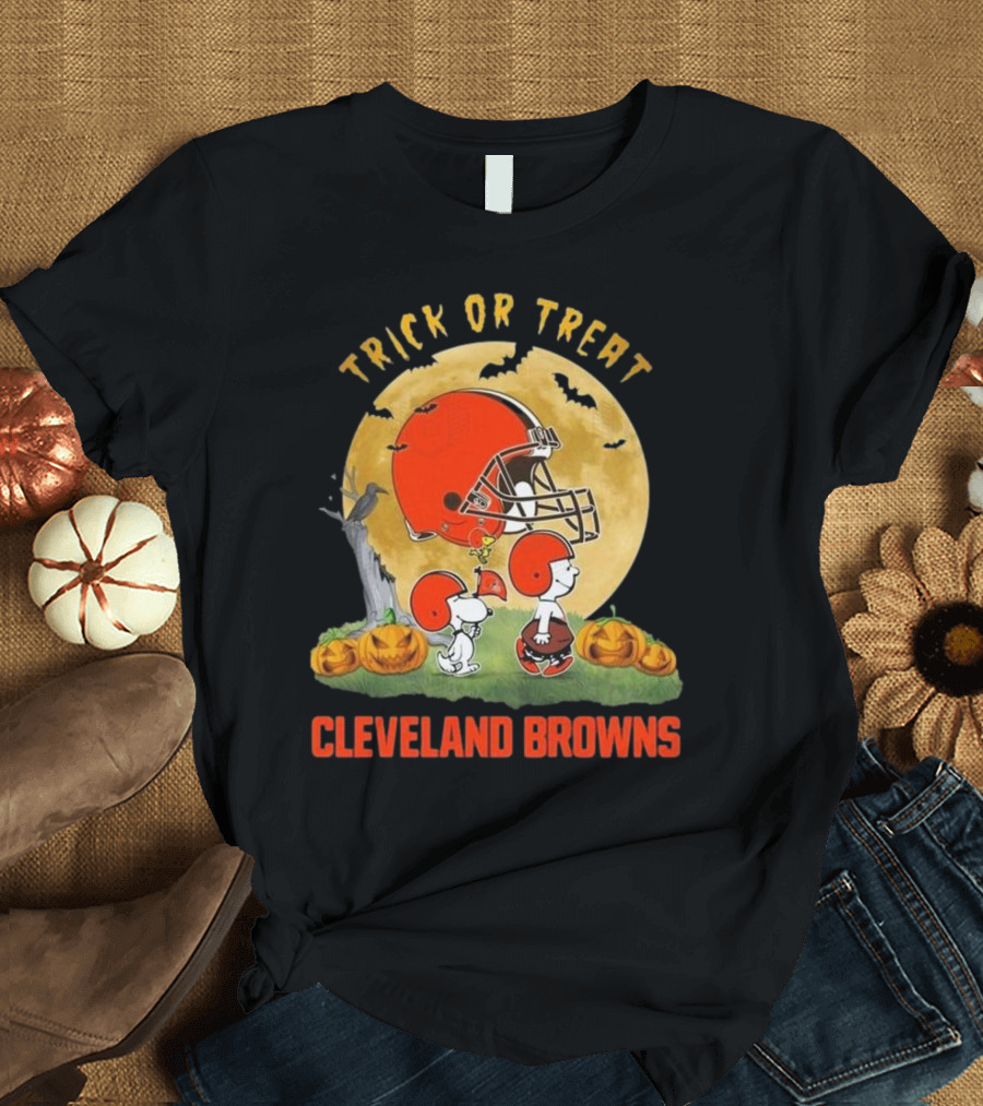 Trick Or Treat Cleveland Browns Halloween 2024 Peanuts Football Helmet Pumpkins T-Shirt