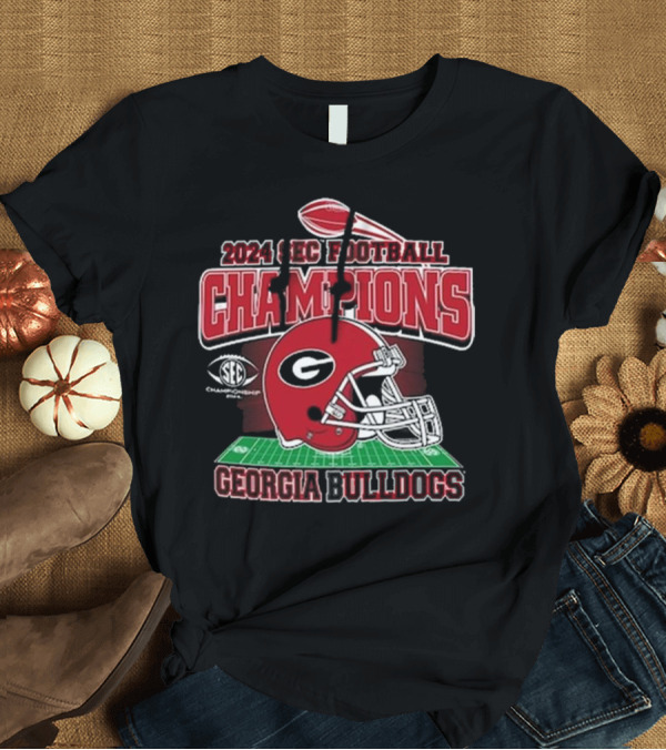 T-Shirt: Georgia Bulldogs 2024 SEC Football Champions Helmet Gridiron T-Shirt Georgia Bulldogs 2024 SEC Football Champions Helmet Gridiron T-Shirt