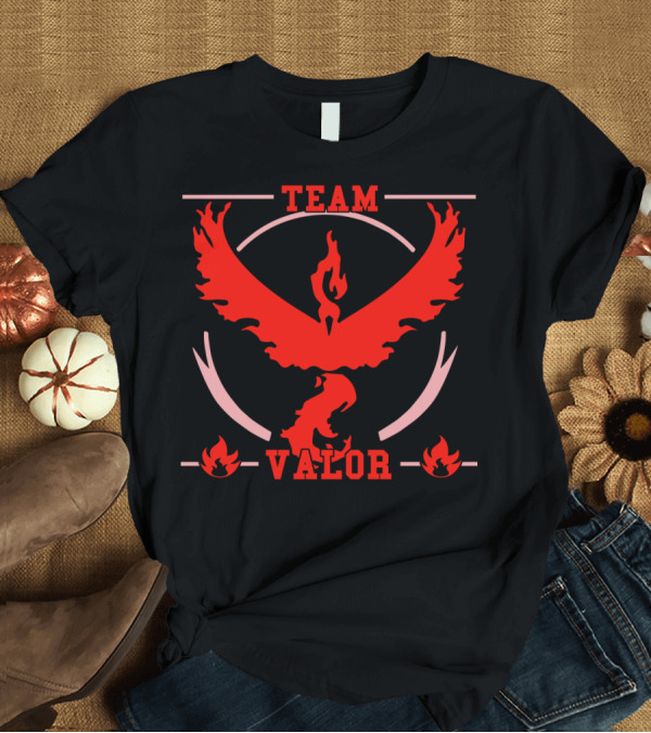 T-Shirt: Team Valor Firebird Emblem Pokémon Go T-Shirt Team Valor Firebird Emblem Pokémon Go T-Shirt
