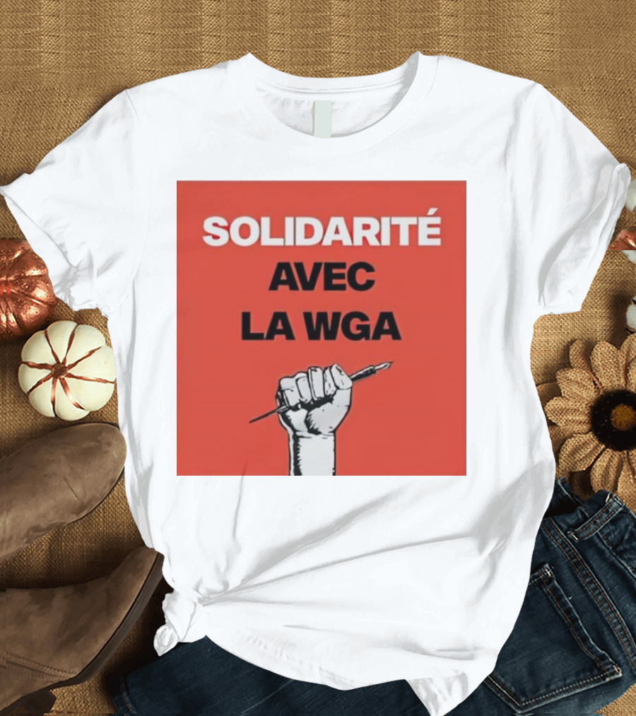 SOLIDARITÉ AVEC LA WGA Raised Fist Holding Pen T-Shirt