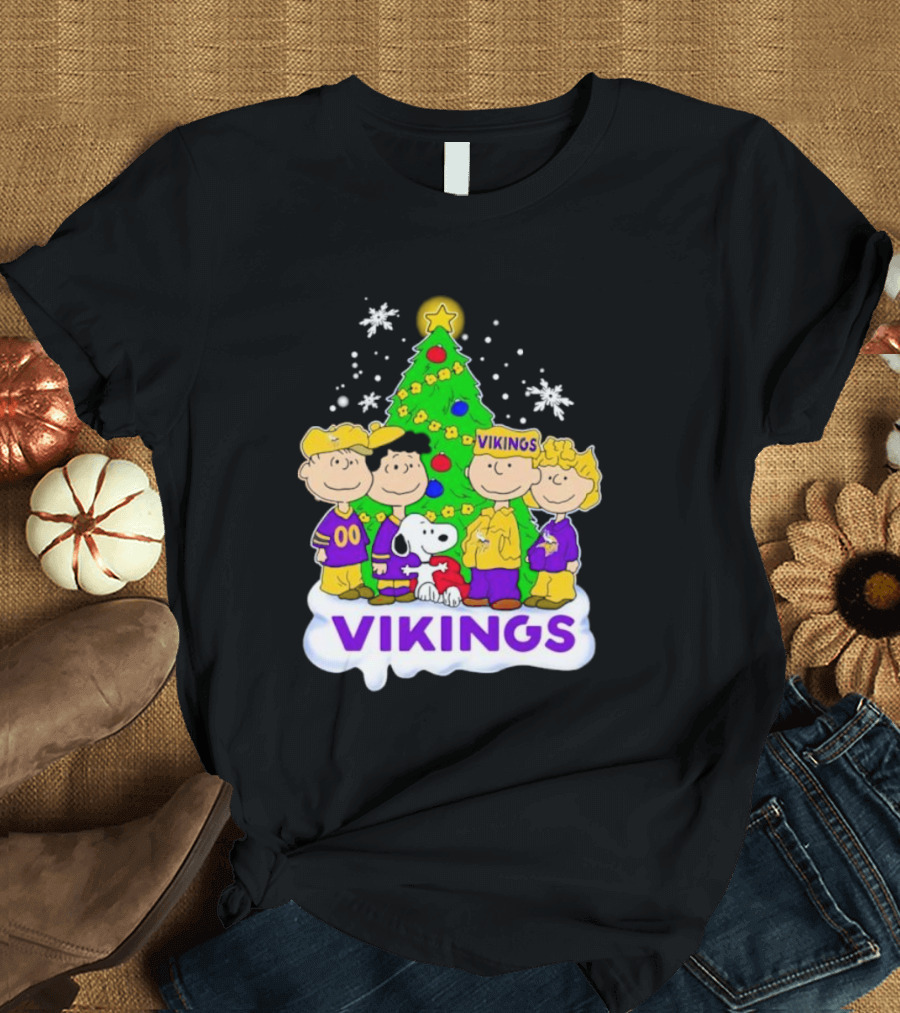 Minnesota Vikings Peanuts Characters Christmas Tree T-Shirt