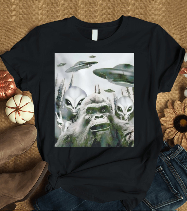 T-Shirt: Bigfoot Aliens Selfie UFO Forest Adventure T-Shirt Bigfoot Aliens Selfie UFO Forest Adventure T-Shirt