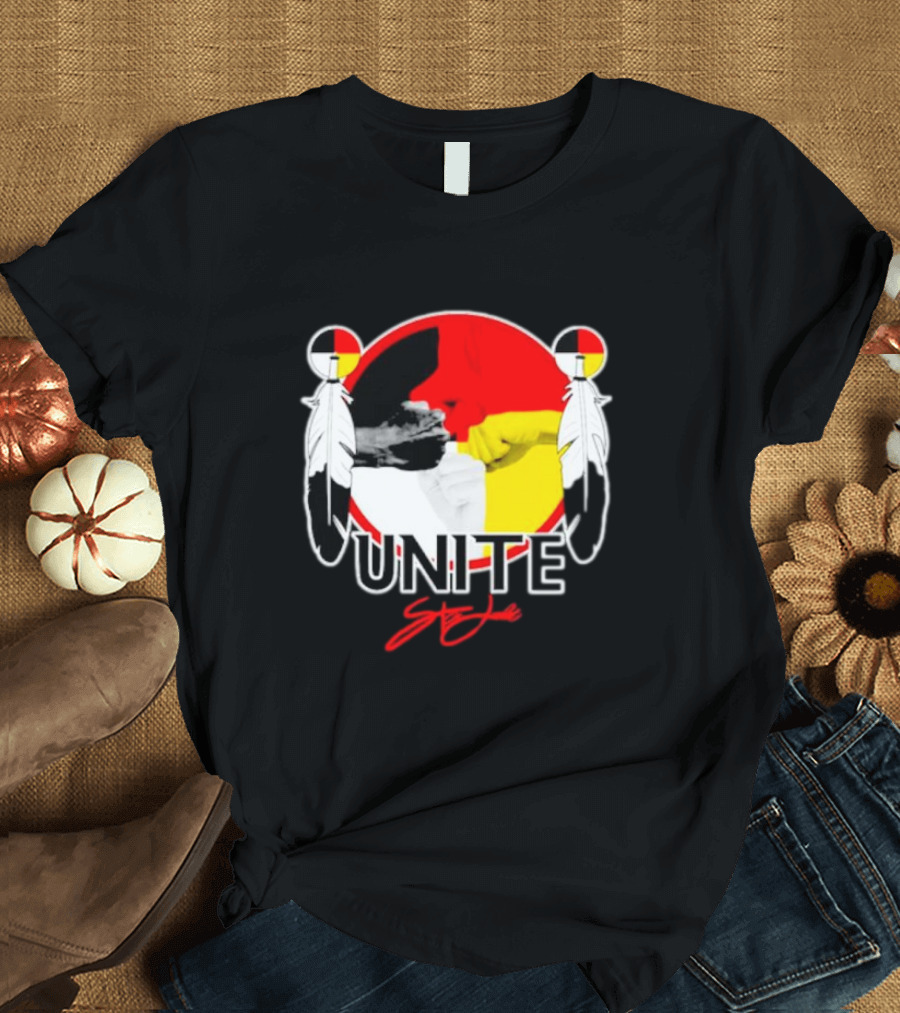 Unite Style Native American Fist Symbol Feathers T-Shirt